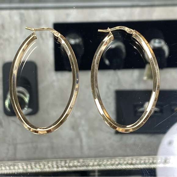 Solid 14k Yellow Gold Women's Oval Hoop Earrings - Picture 8 of 9